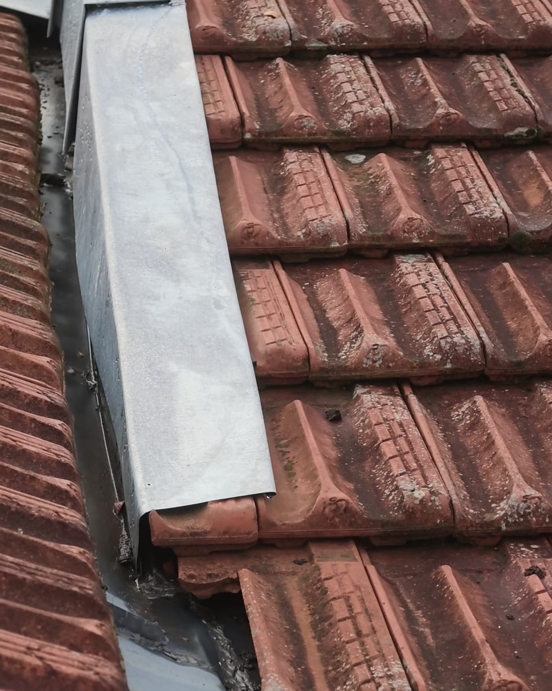 Noue en zinc neuve entre deux pans de tuiles